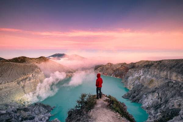 Singapur meets Bali: Funkelnde Skyline & blaues Vulkanfeuer