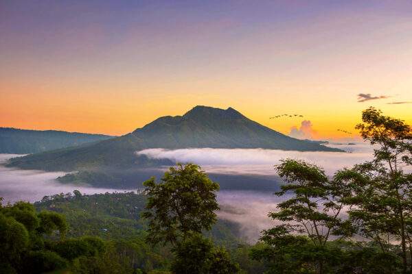 Sunrise Hike & City Lights: Malaysia, Singapur & Bali!