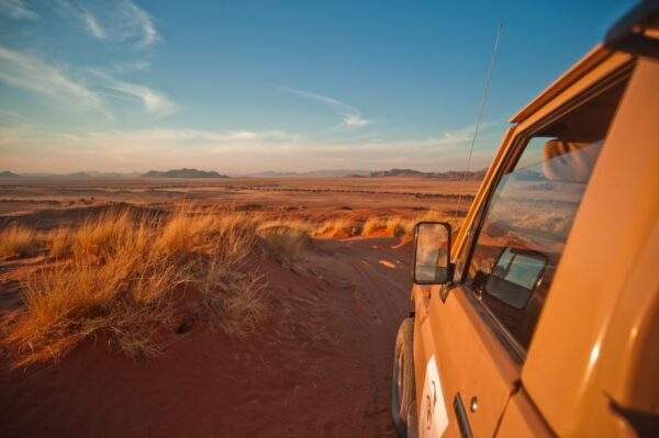 Namibia Roadtrip: Safari Glamping & feuerrote Wüsten